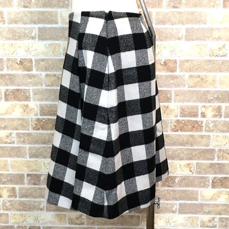 送料込み！ 極美品 FOXEY スカート 40 日本製 477