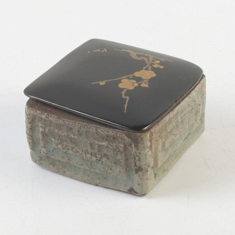 茶道具　青磁　蓋物　香合　梅木蒔絵蓋付　花押あり　時代箱　V　9493