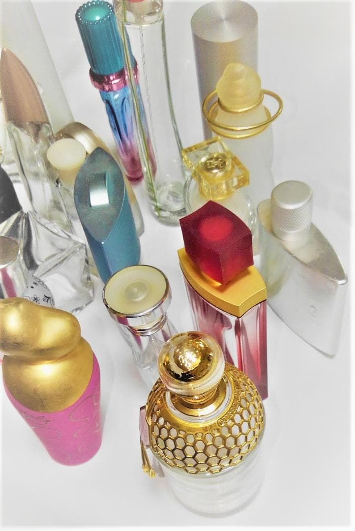 香水 空瓶 いろいろな香水のボトルのみ コレクションにいかが？ 送料無料①