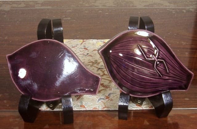 京焼・清水焼　宮永東山作　蓮片　香合　無傷　共箱　保証。