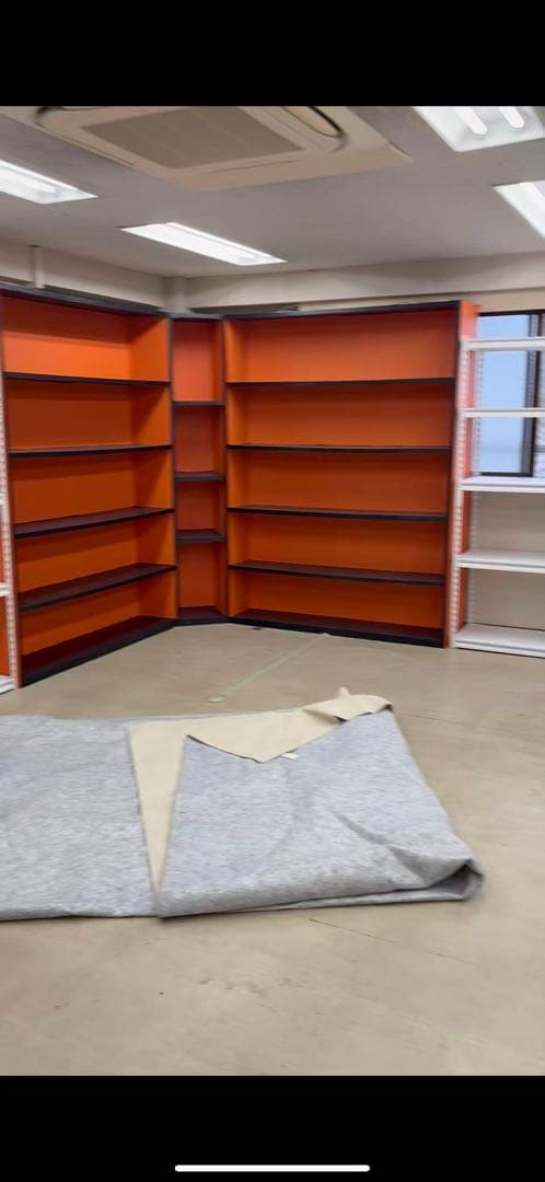 オレンジ色コーナー型ディスプレイ棚 オレンジ色コーナー型ディスプレイ棚