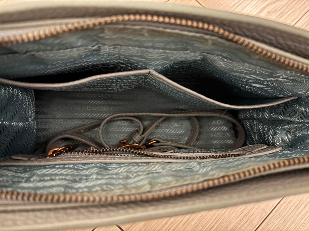 PRADA ライトグレー ハンドバッグ