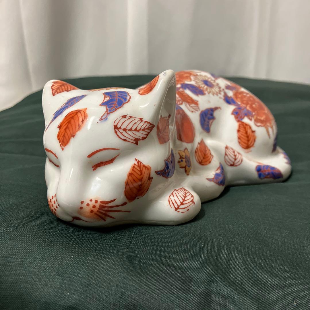 伊万里焼 眠り猫置物 染錦花紋 色絵 牡丹 縁起物 ねこの置物 レトロ