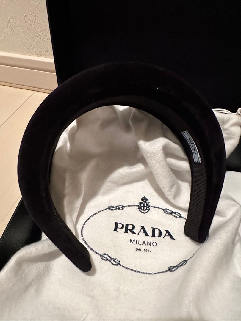 可愛い♡高級感♡PRADA プラダ　ベロア　カチューシャ