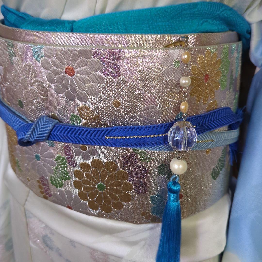 虹色に煌めくシルバーの地に、菊の花が艶やかに