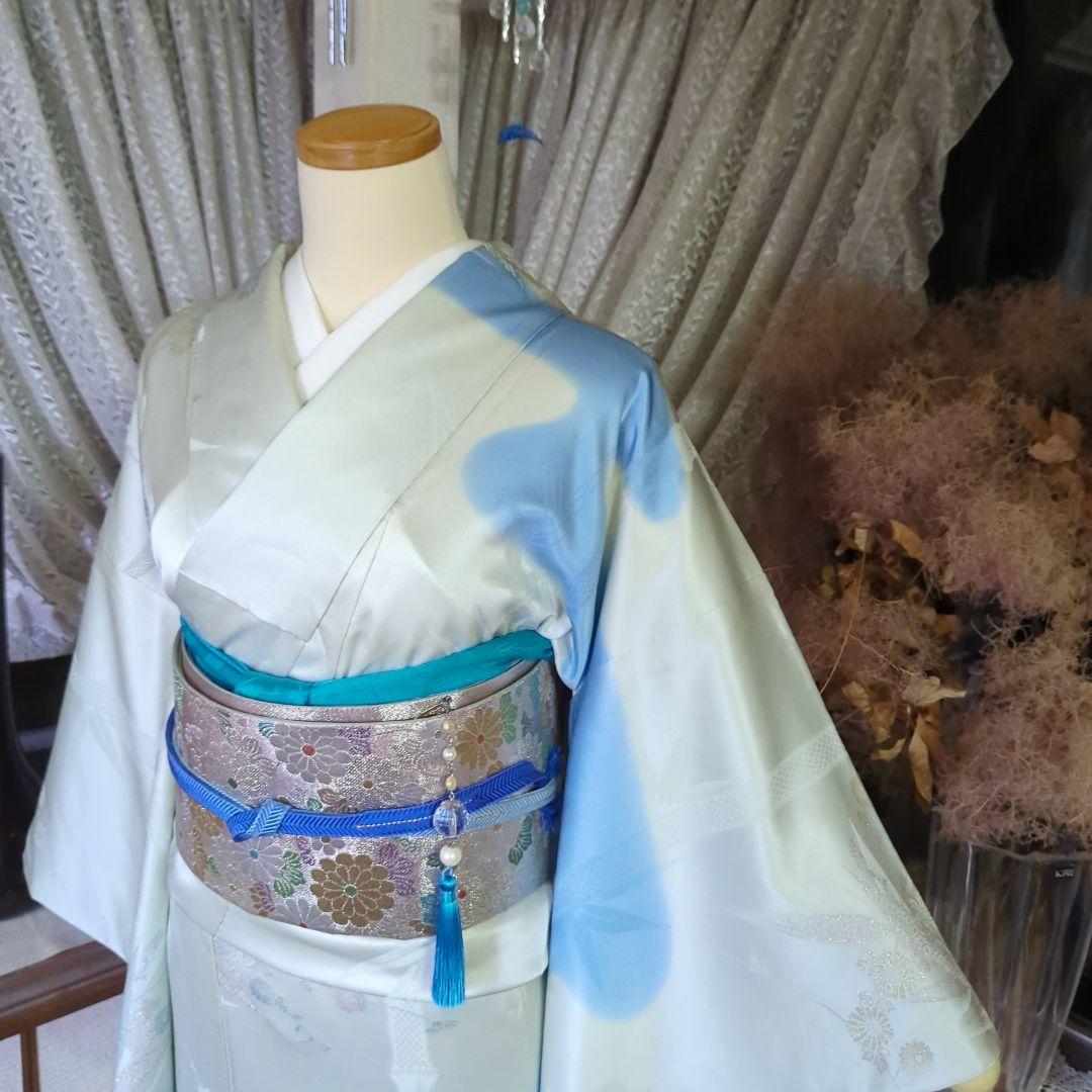 虹色に煌めくシルバーの地に、菊の花が艶やかに