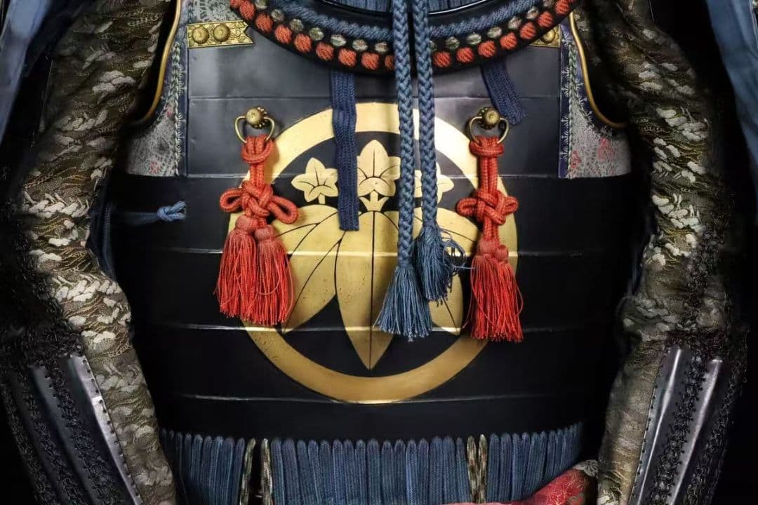 豪商旧家蔵出 五三桐家紋入大鎧 時代甲冑 二枚胴具足 大袖大身鎧 前立 陣羽織