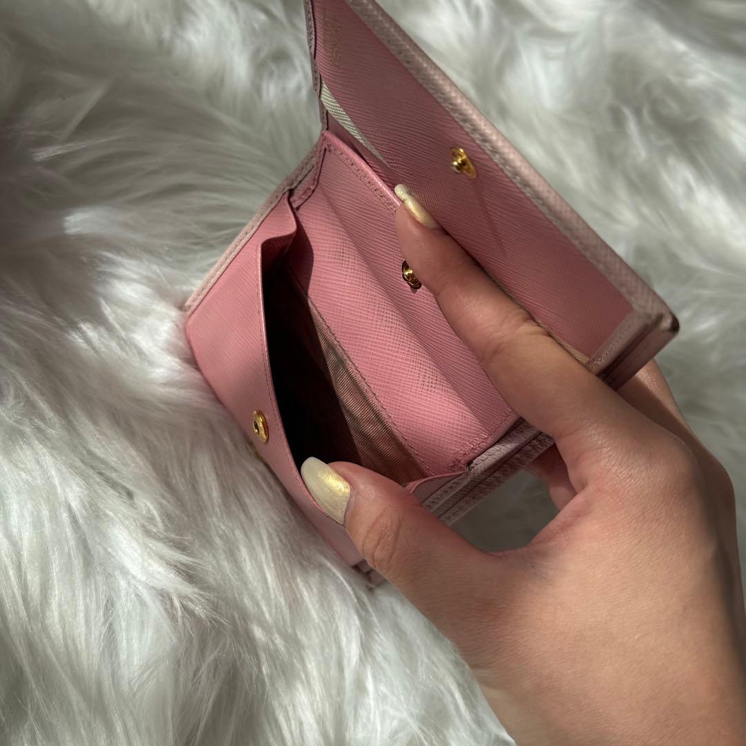 美品✨プラダ 二つ折り財布 サフィアーノシャイン レザー ピンク