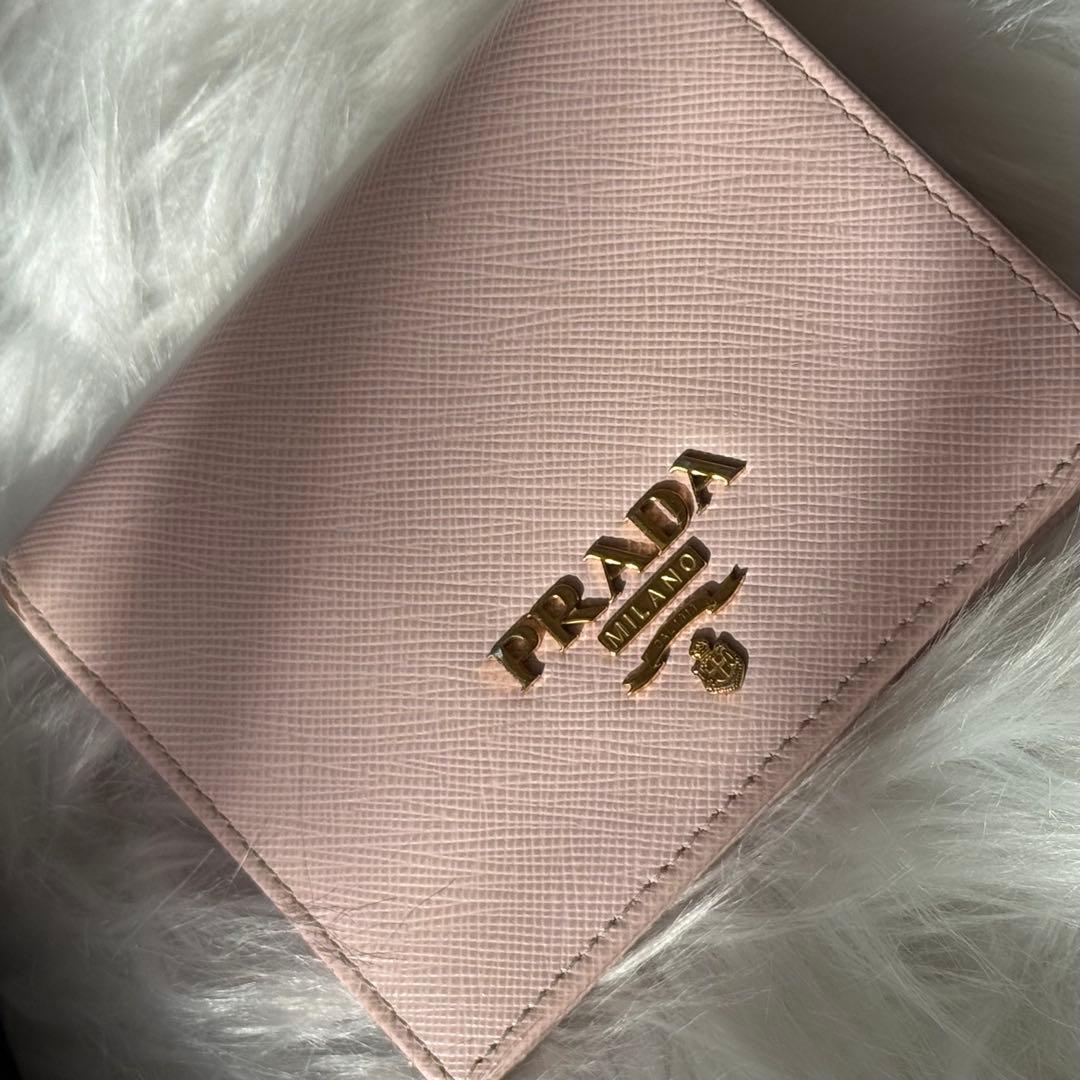 美品✨プラダ 二つ折り財布 サフィアーノシャイン レザー ピンク