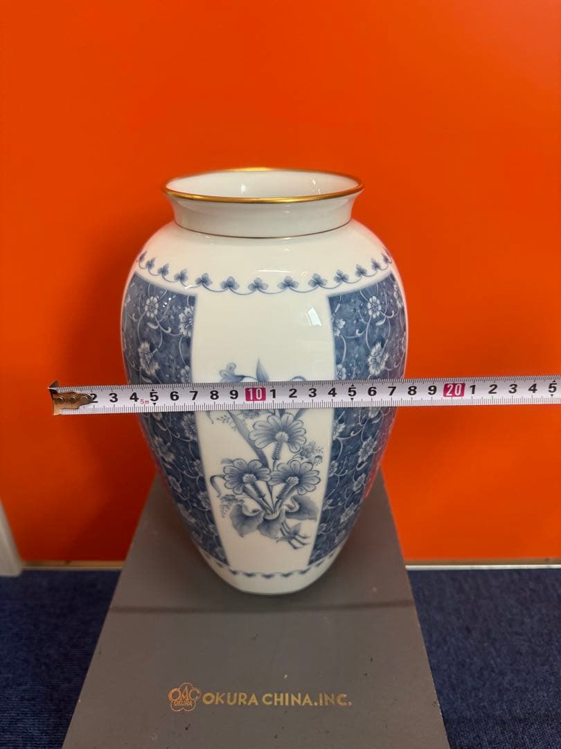 1779  大倉陶園 フラワーベース 花瓶 白磁 ブルー 染付 唐草 八角