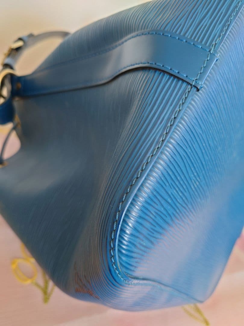 ルイヴィトンLouis Vuitton エピ　プチノエ 青