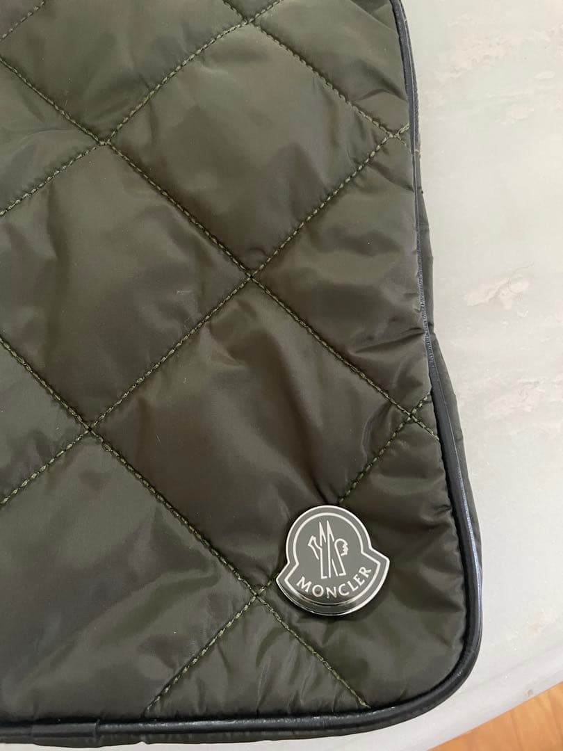 モンクレール オリーブグリーン iPadケース キルティングデザイン