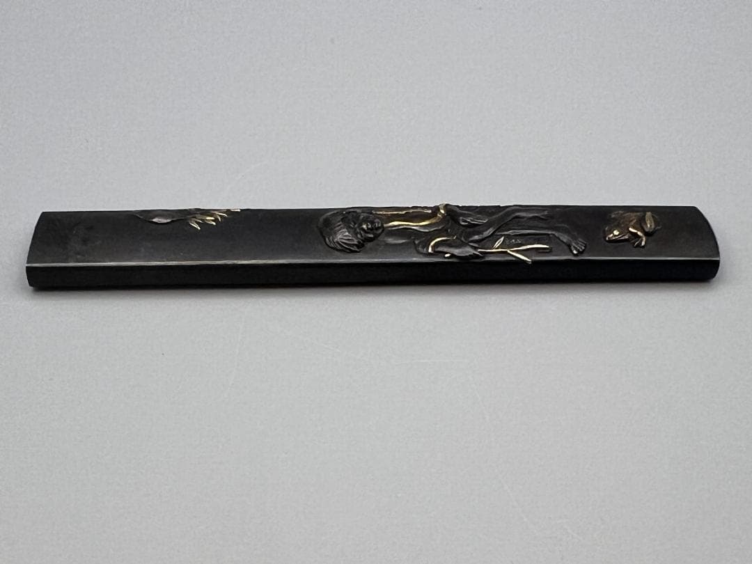 刀装具 劉海戲金蟾図小柄 勝寿在銘 四分一地 鋤出高彫 金銀象嵌色絵 化粧箱