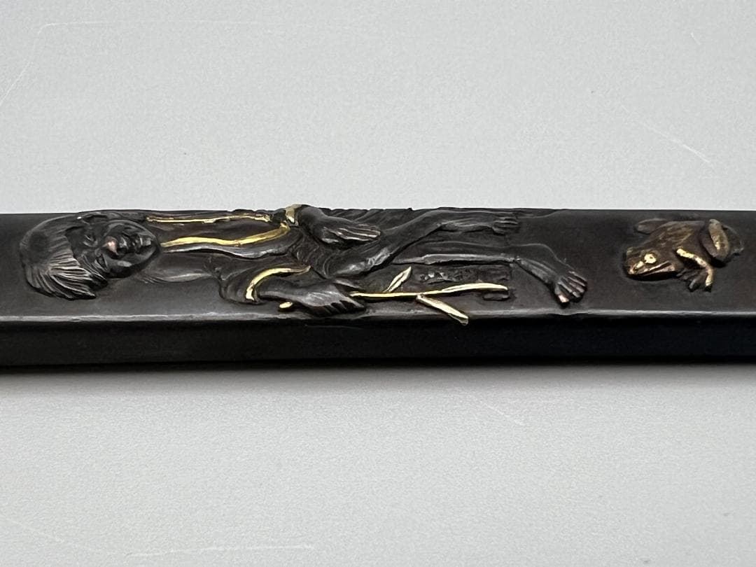 刀装具 劉海戲金蟾図小柄 勝寿在銘 四分一地 鋤出高彫 金銀象嵌色絵 化粧箱