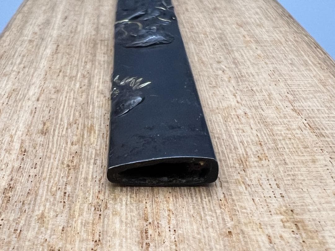 刀装具 劉海戲金蟾図小柄 勝寿在銘 四分一地 鋤出高彫 金銀象嵌色絵 化粧箱