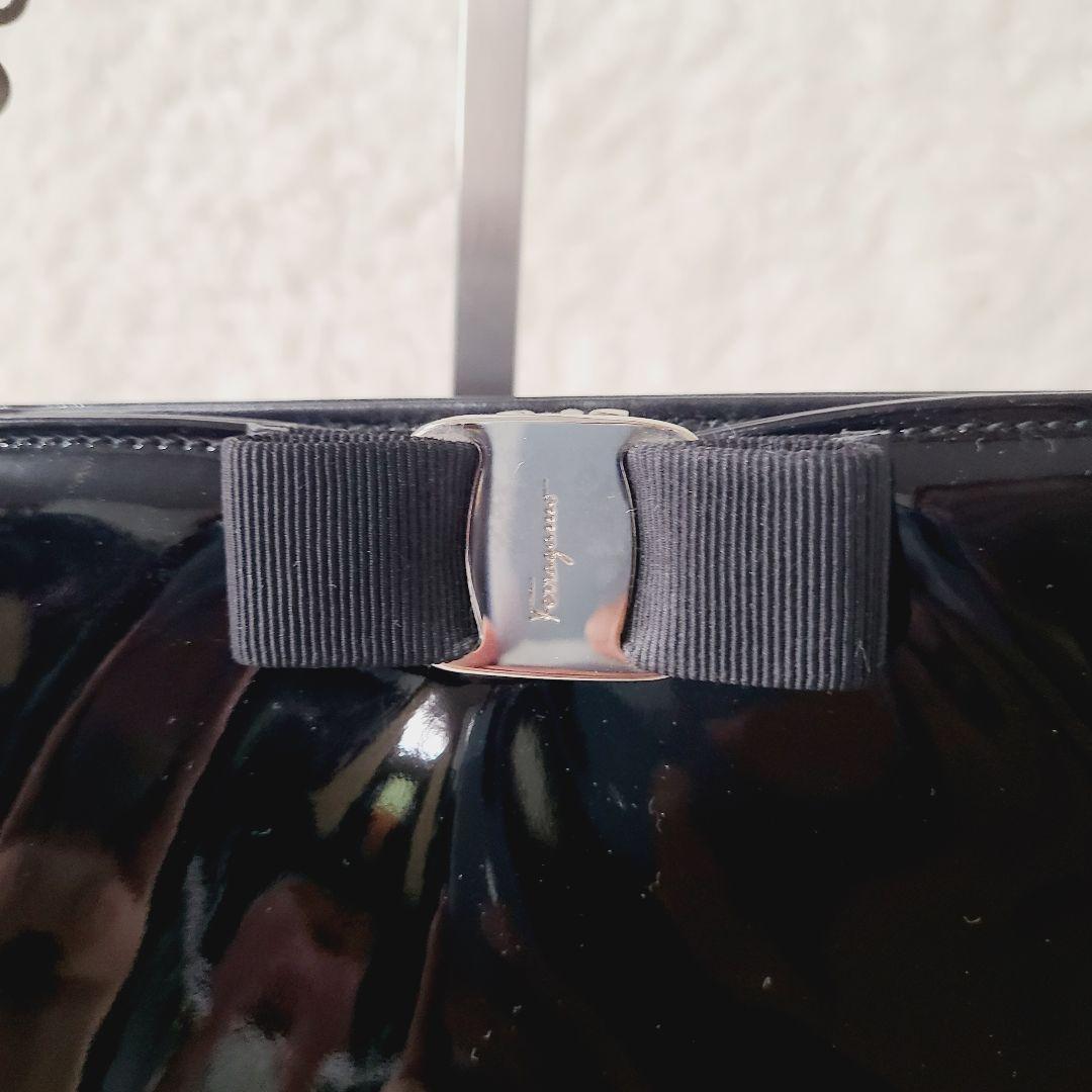 フェラガモ　ヴァラリボン　チェーンショルダーバッグ　2way パテントレザー　黒