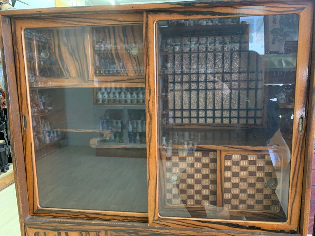 木製ガラス扉収納棚 和モダンな茶箪笥 虎斑模様 黒柿 アンティーク家具