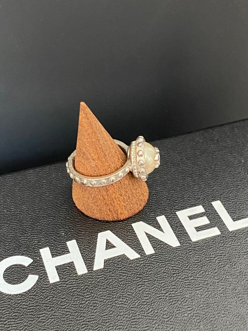 みーたん　シャネル 超美品 ロゴ入りパール調リング サイズ12号