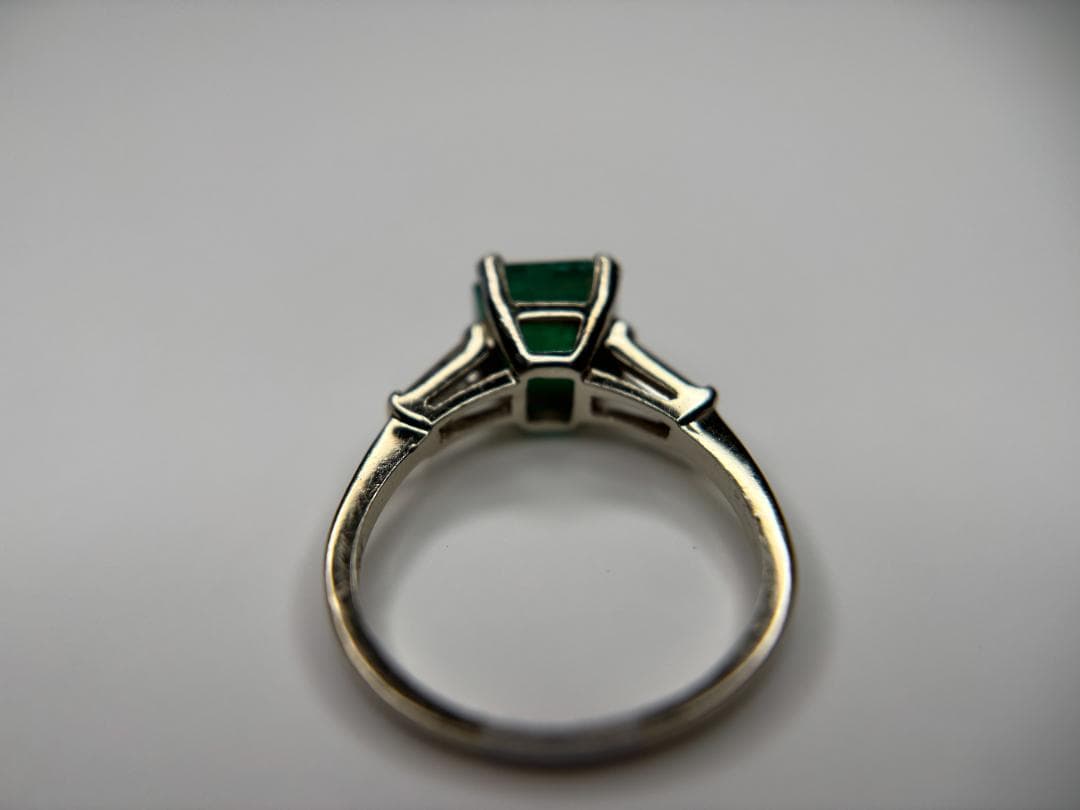 【CGL鑑別書付】天然エメラルドリング　エメラルドカット 約7.8mm