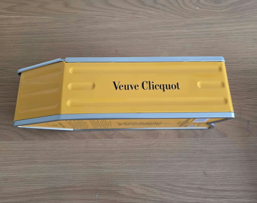 ヴーヴ・クリコ SINGAPORE Arrow スチール缶 ブリキ