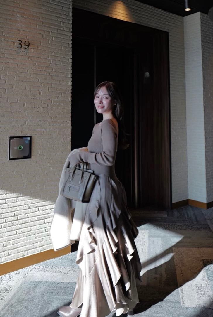 Aimeine＊バックオープンフリルドッキングワンピース(モカ) - メルカリ