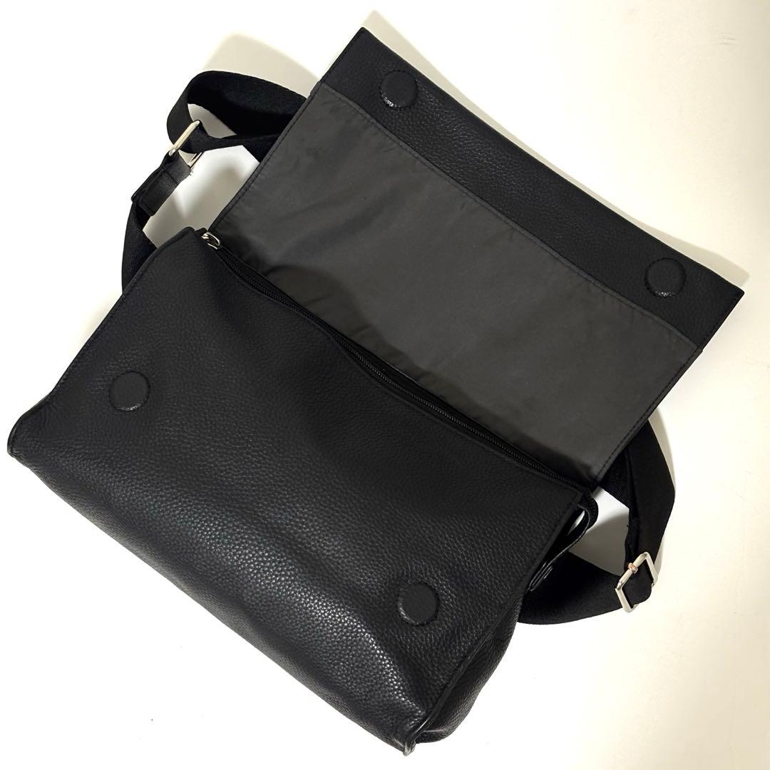 イアパピヨネ ワイドテープ ショルダーバッグ スタッズ ブラック