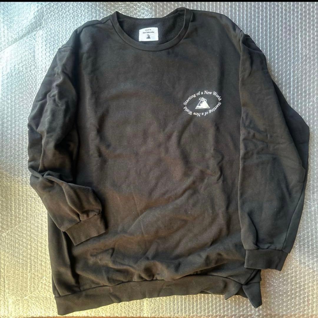 桜田通　黒トレーナーとトートバッグ