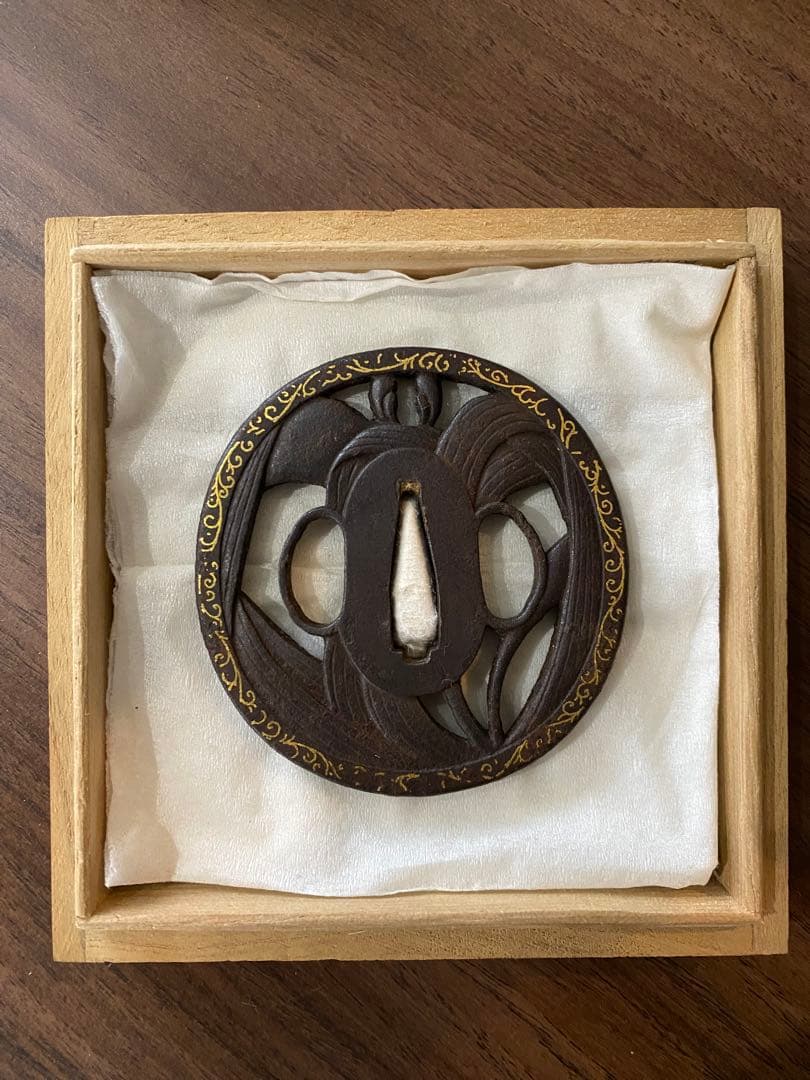 鉄製の鍔（つば）金色装飾付き