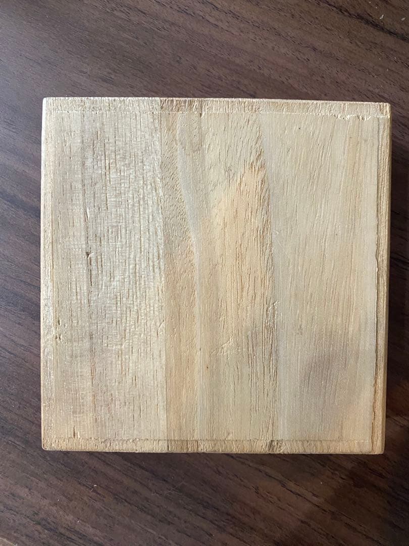 鉄製の鍔（つば）金色装飾付き