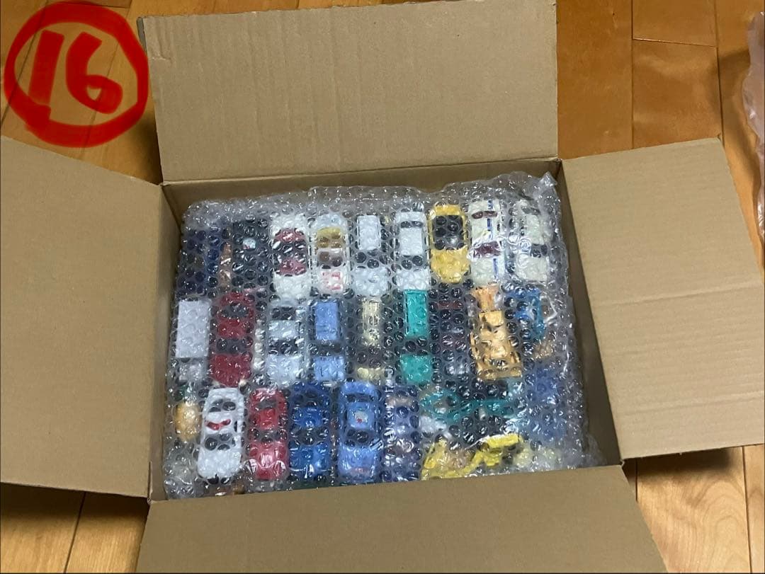 TAKARA TOMYトミカ＆ミニカーの多様な車両（100台以上）とパーキング付