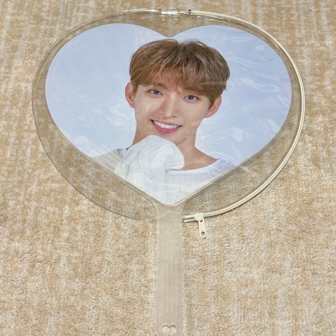 SEVENTEEN DK ドギョム うちわ 即日配送 - メルカリ