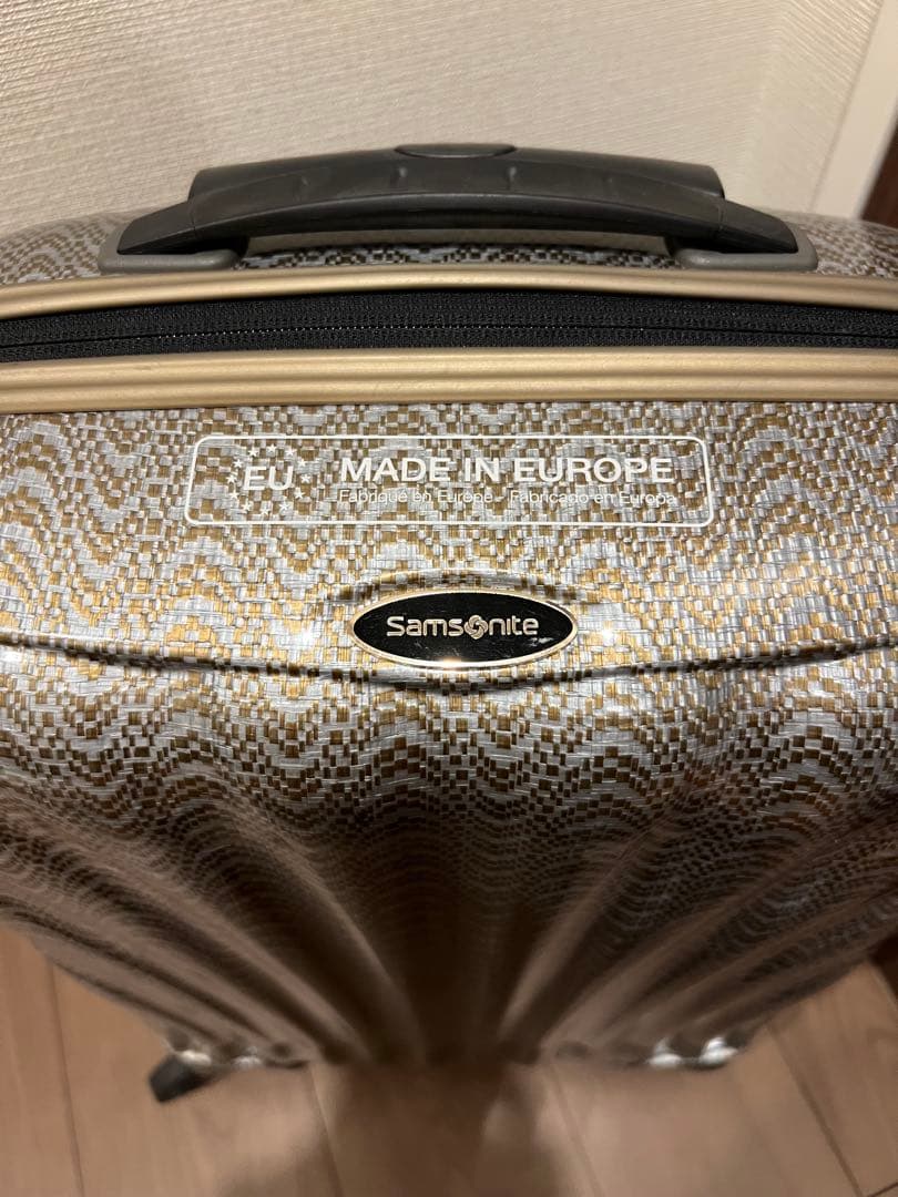 Samsonite 革新的なス一ツケ一ス発売10周年を記念した、スペシャル