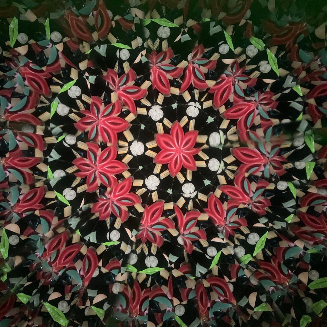 装飾的な紫と緑のガラスアート 万華鏡