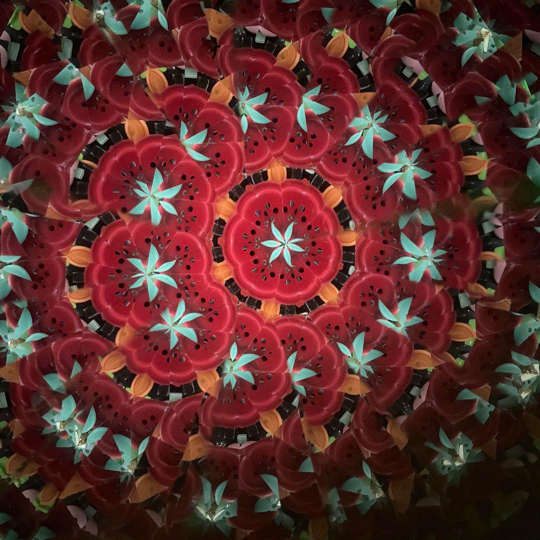 装飾的な紫と緑のガラスアート 万華鏡