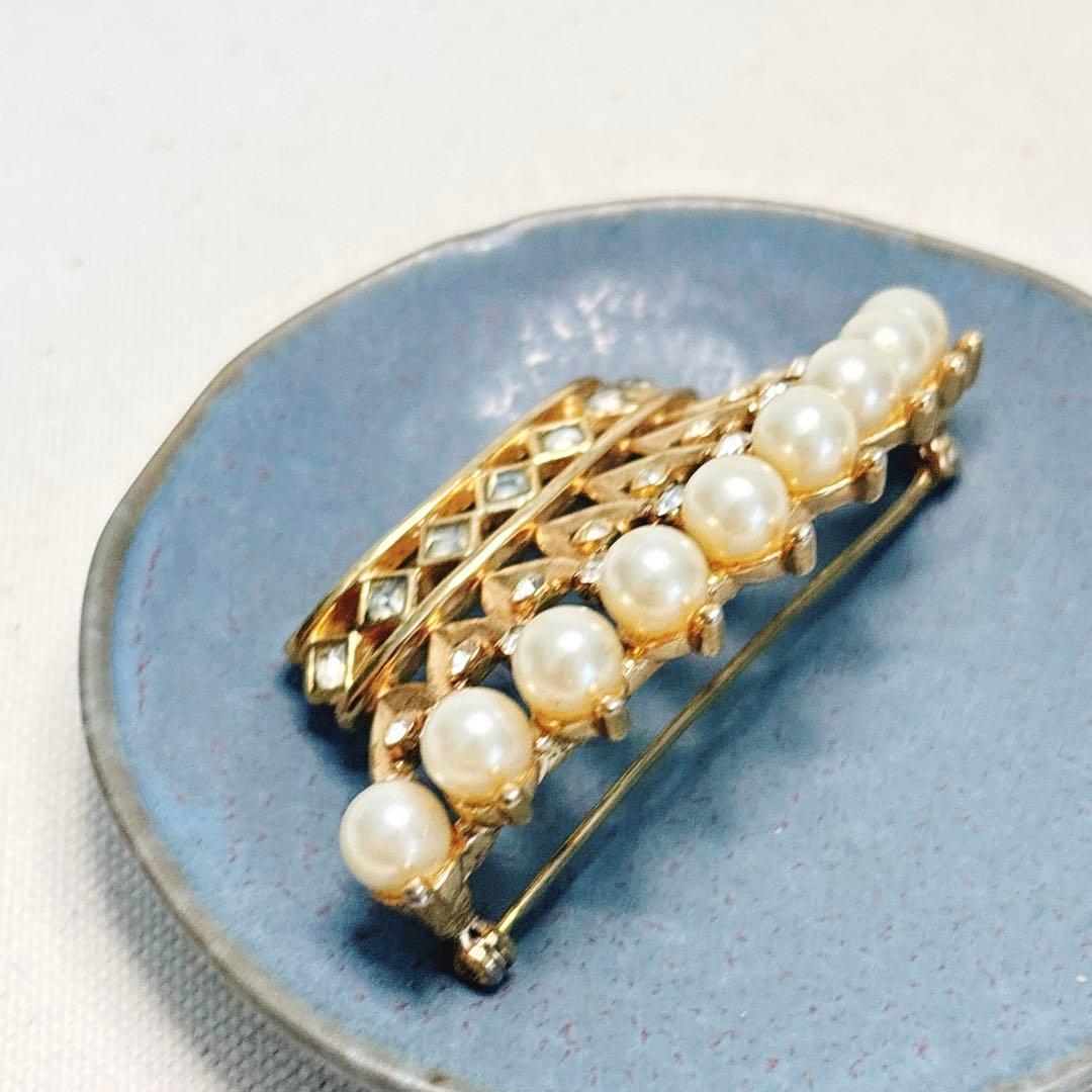 トリファリ 大きめのゴールドの王冠 ブローチ コスチュージュエリー