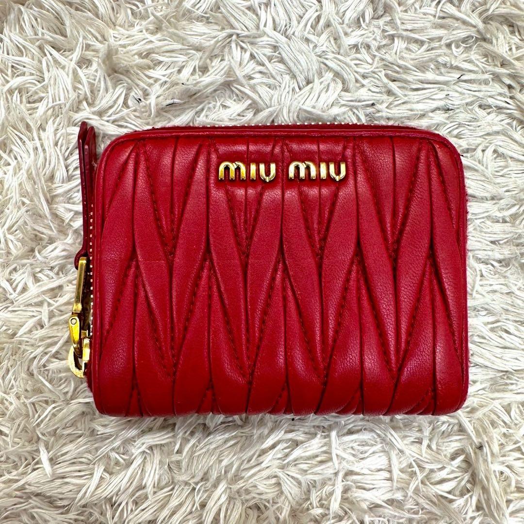 【極美品】ミュウミュウ ケース マテラッセ 赤 ラウンドファスナー レザー