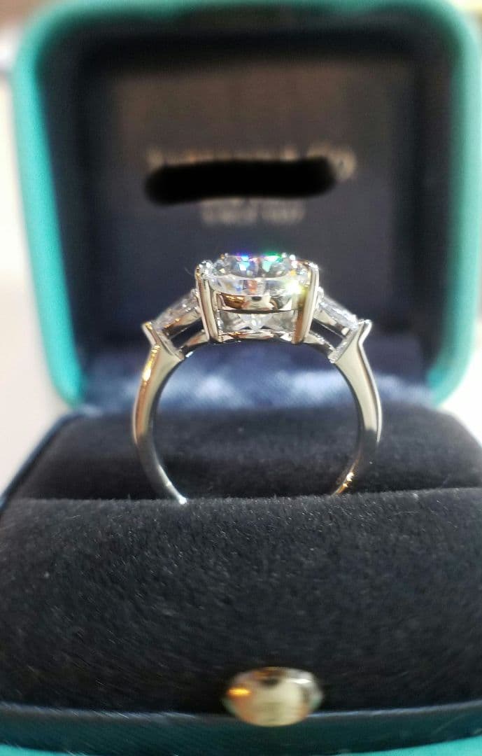 マーフィー様！最高級モアサナイト ペアシェイプ 3ストーンリング