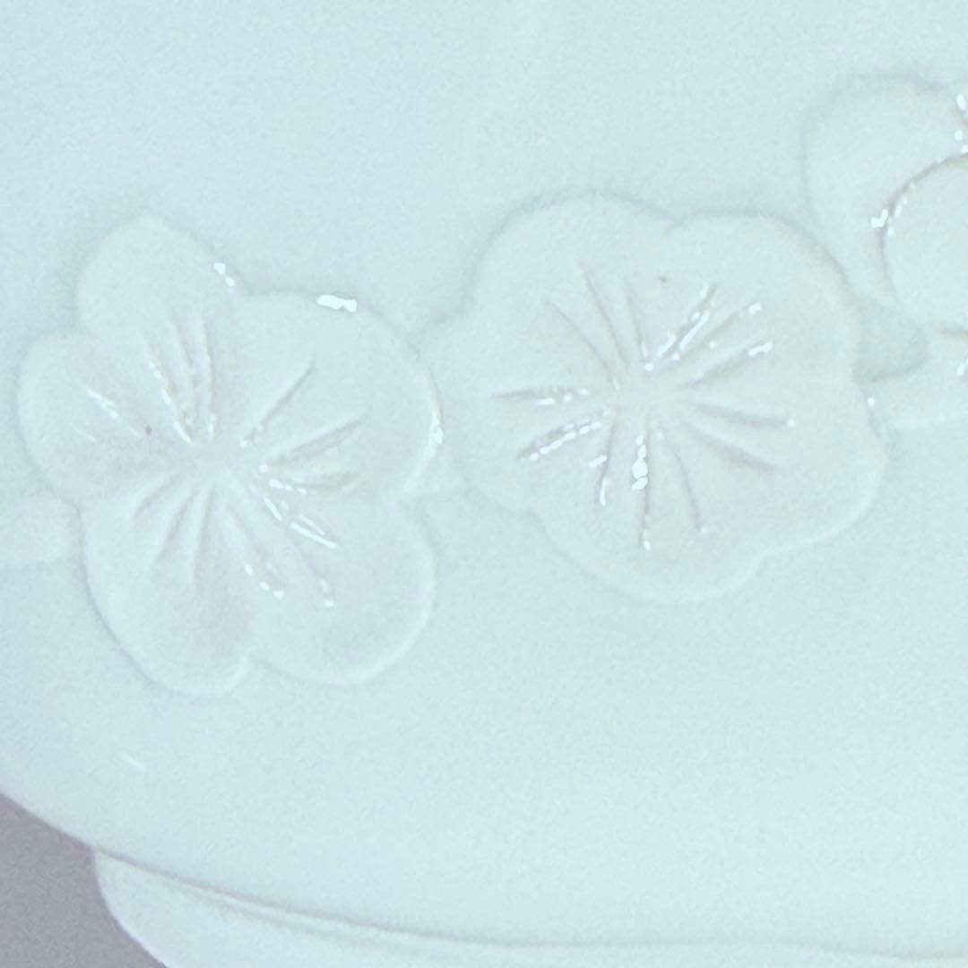 奥川俊右衛門　白磁梅彫文三つ足香炉　共箱　共布　初代奥川忠右衛門に師事　究極白磁