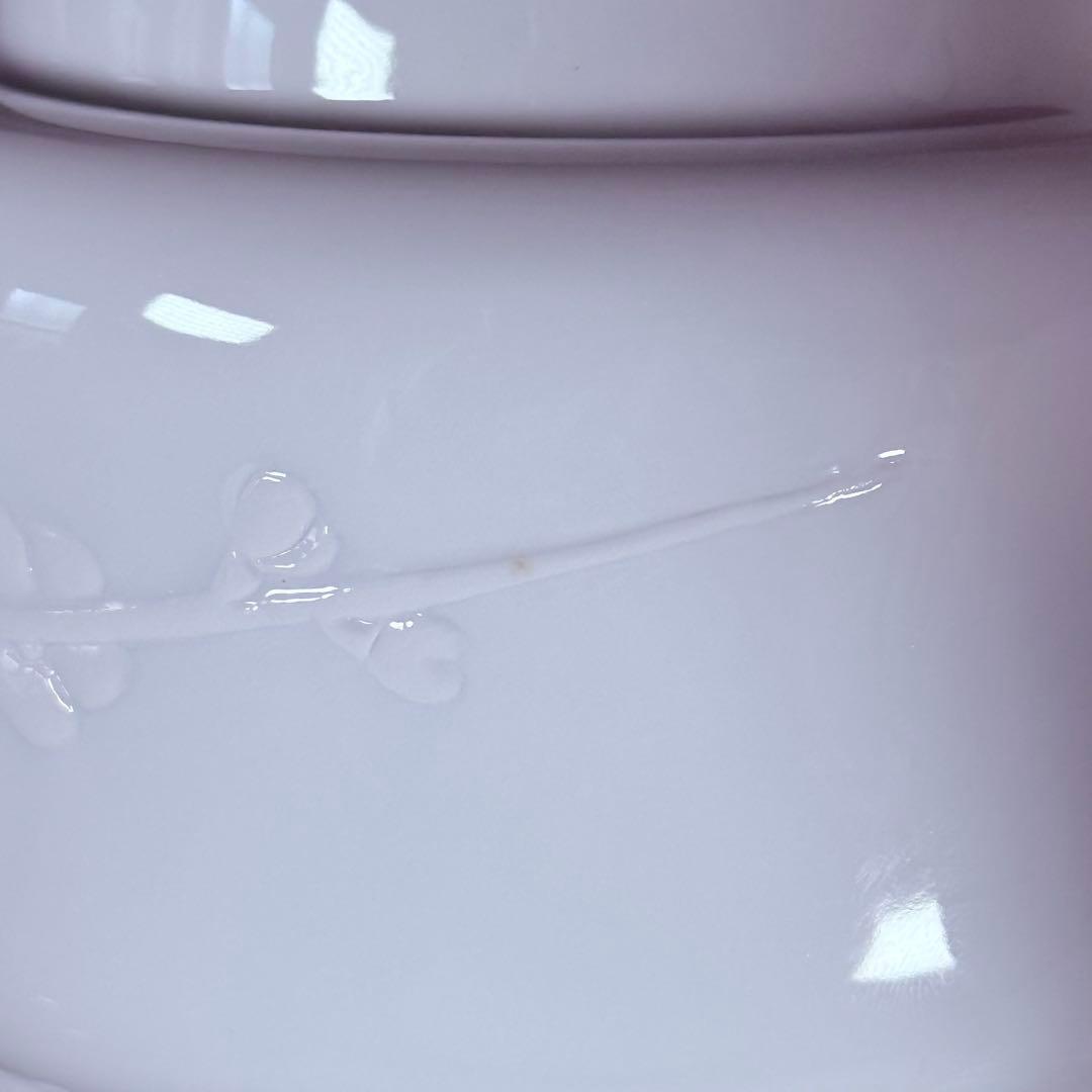 奥川俊右衛門　白磁梅彫文三つ足香炉　共箱　共布　初代奥川忠右衛門に師事　究極白磁