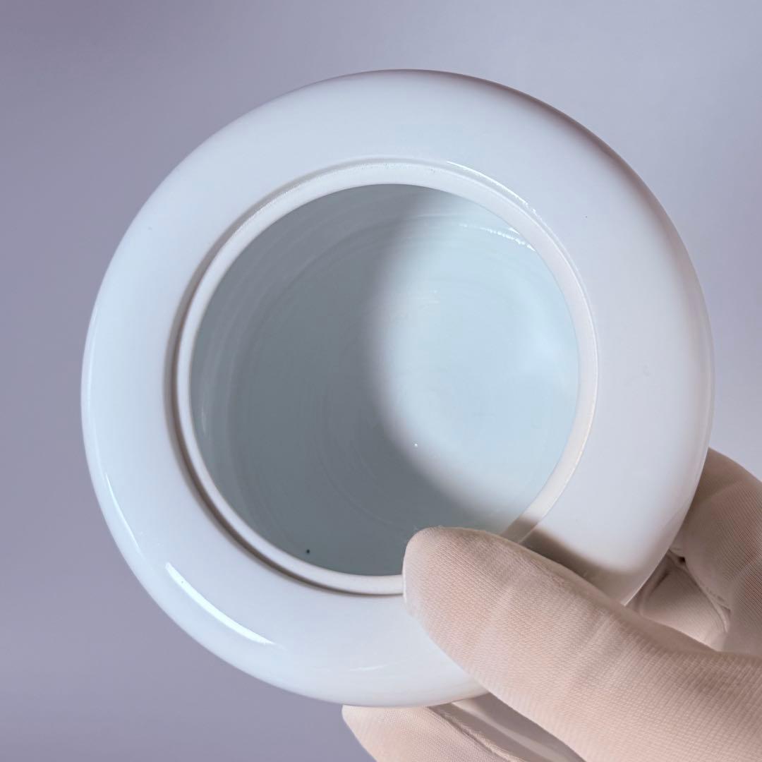 奥川俊右衛門　白磁梅彫文三つ足香炉　共箱　共布　初代奥川忠右衛門に師事　究極白磁