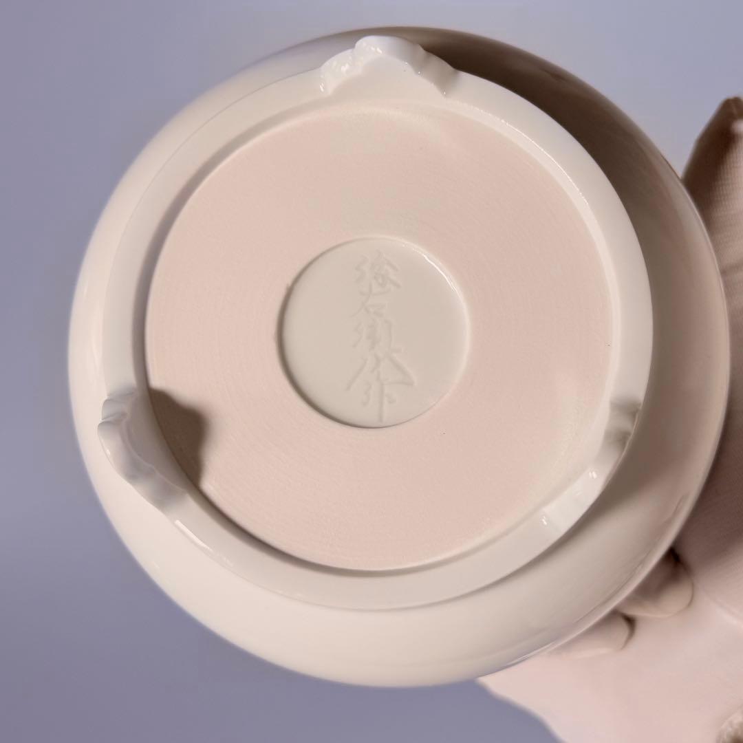 奥川俊右衛門　白磁梅彫文三つ足香炉　共箱　共布　初代奥川忠右衛門に師事　究極白磁