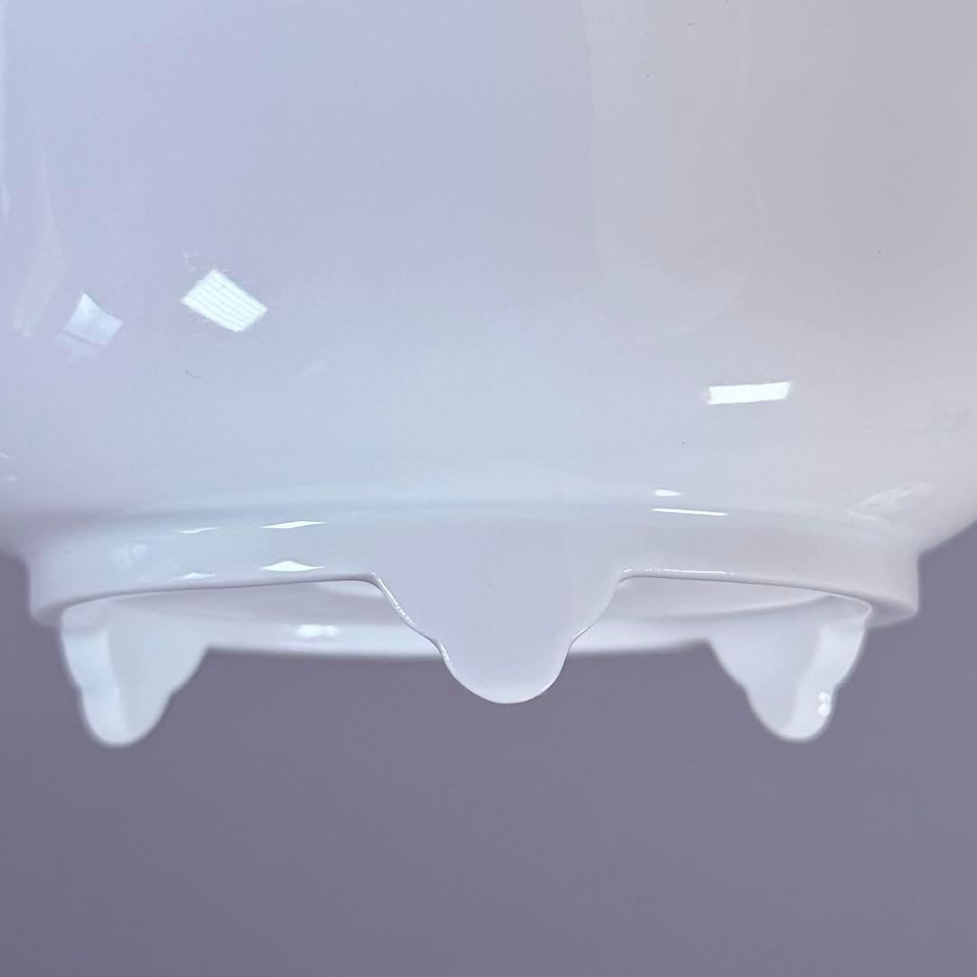 奥川俊右衛門　白磁梅彫文三つ足香炉　共箱　共布　初代奥川忠右衛門に師事　究極白磁