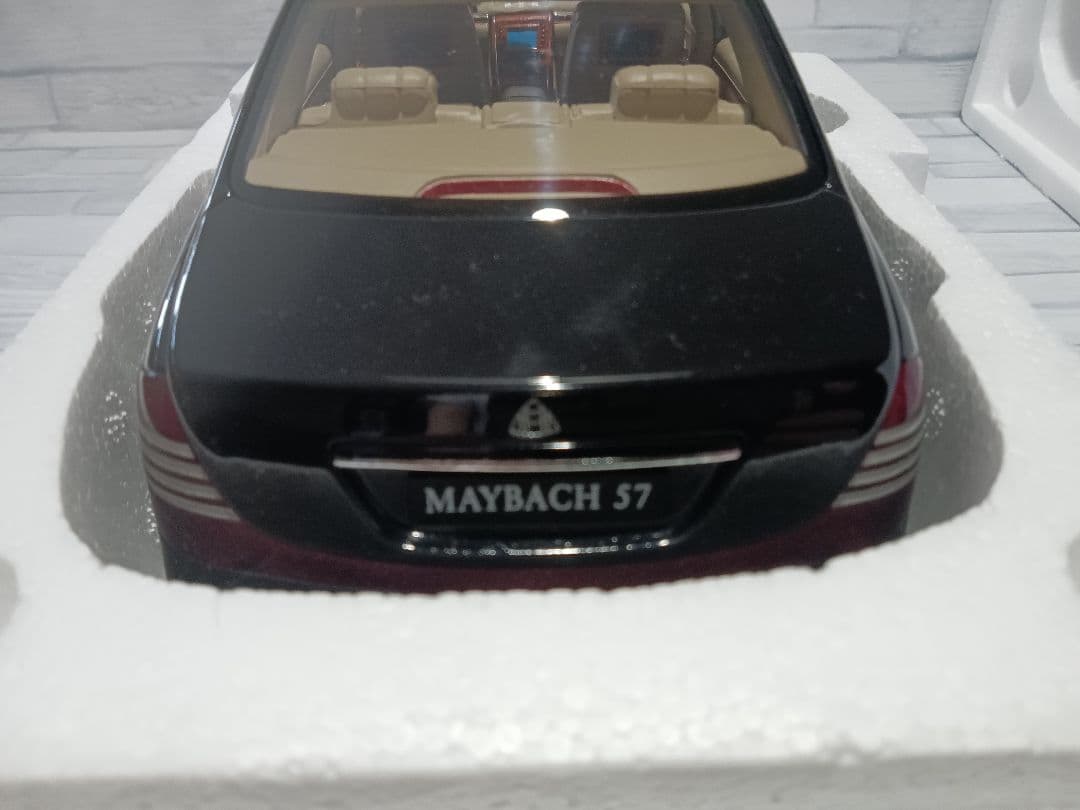 1/18 メルセデス　マイバッハ　57 ディーラー品　ミニカー
