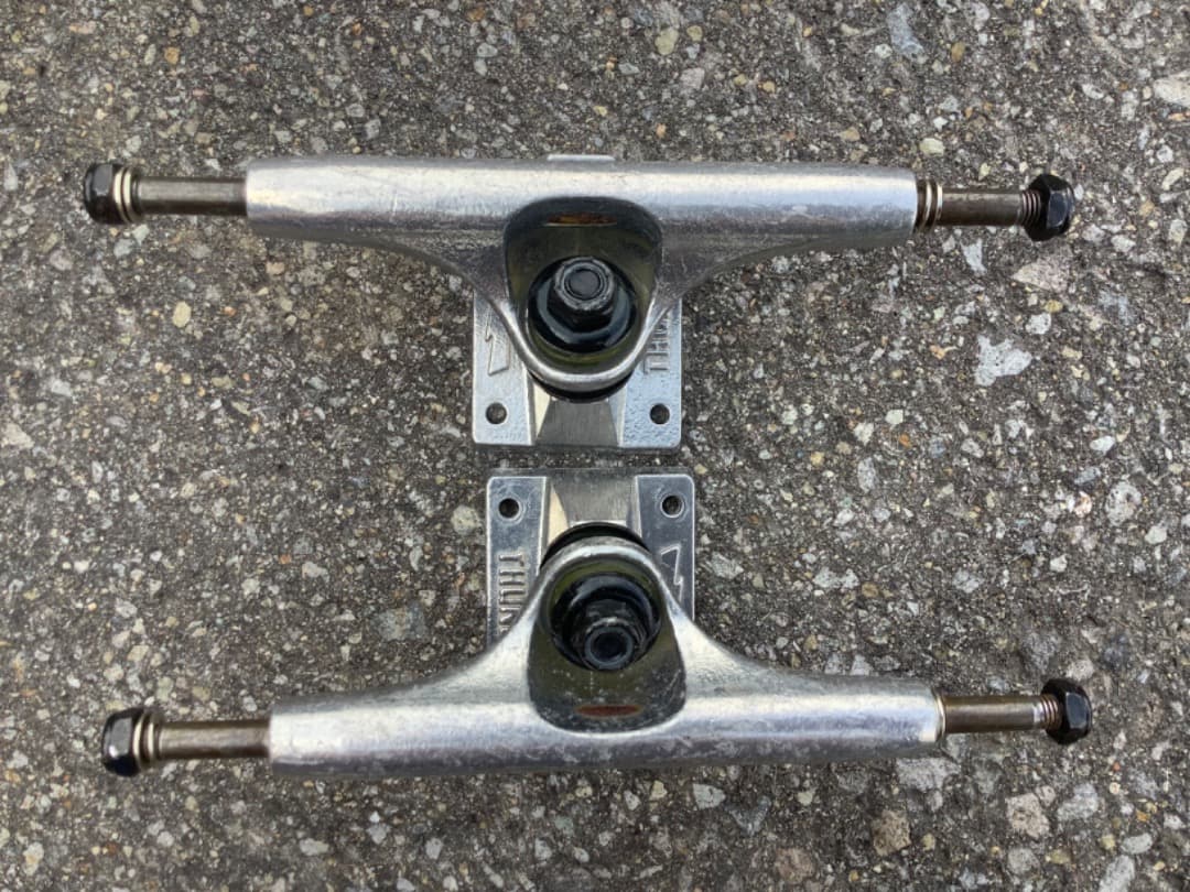 Thunder スケートボードトラック　未使用