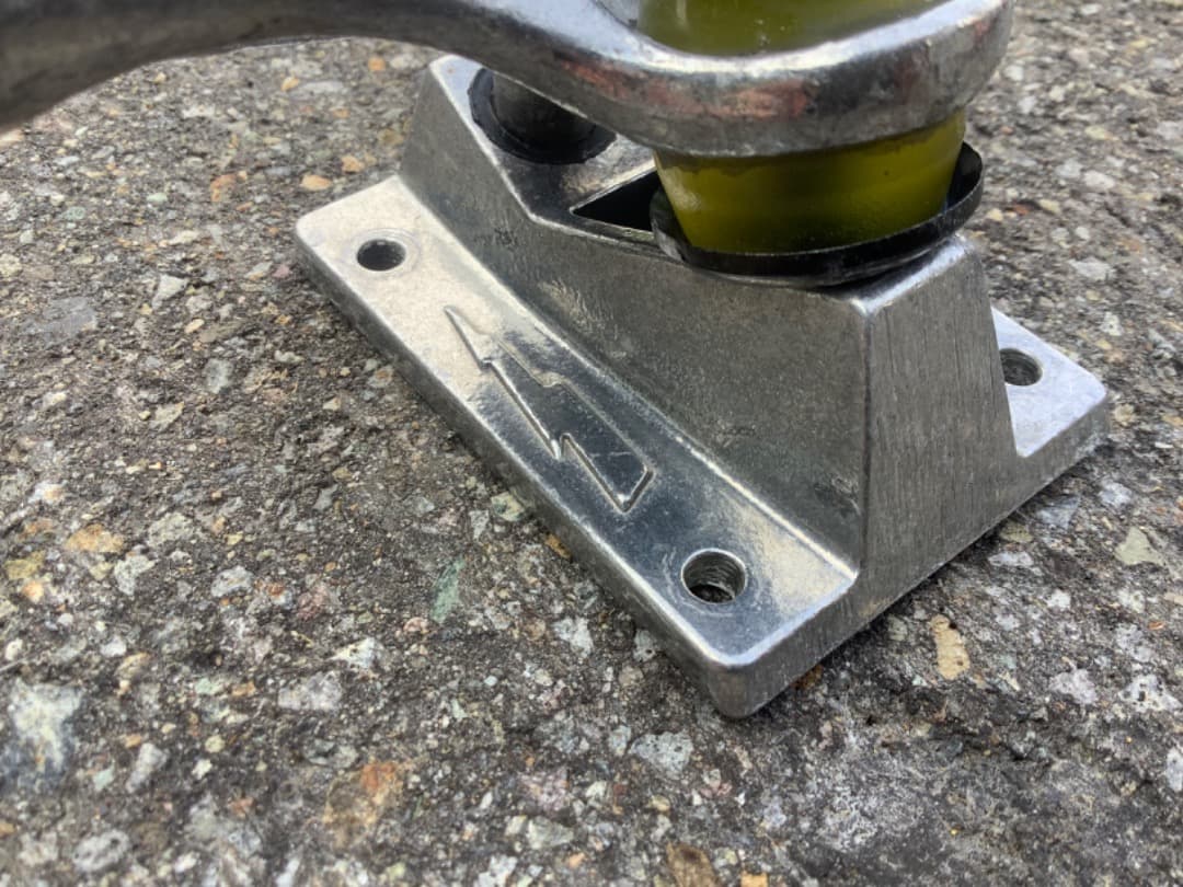 Thunder スケートボードトラック　未使用