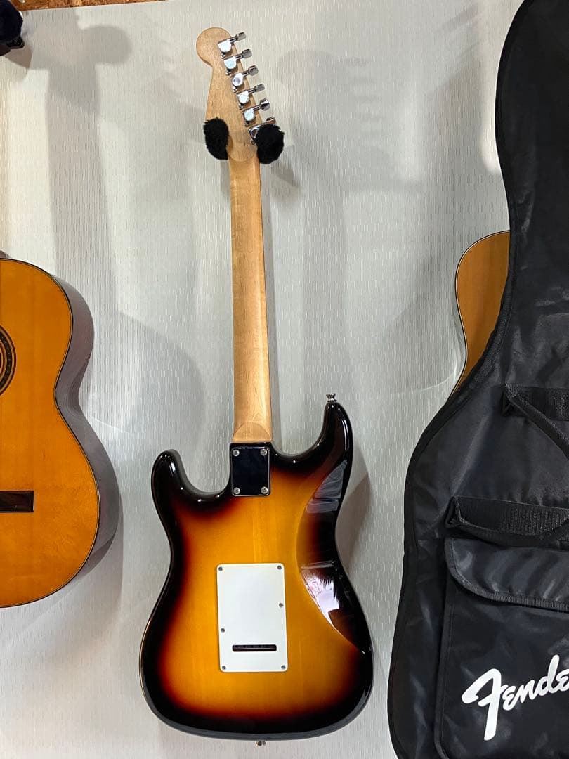 美品！ストラトタイプ・バインディングにfenderストラップ・ソフトケース付き♪