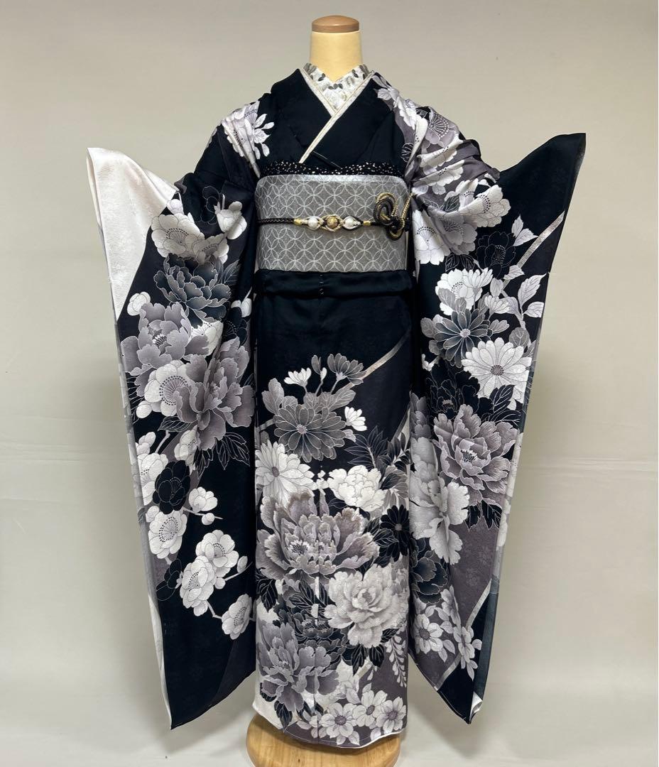 黒と白染め分け モノトーン 牡丹と菊のシックな振袖フルセット