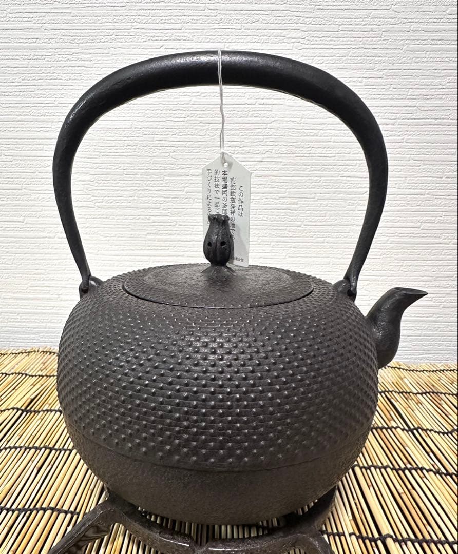 新品、供箱等付属品付　南部藤枝工房藤枝 昌行作　１５型アラレ　南部鉄瓶　南部鉄器