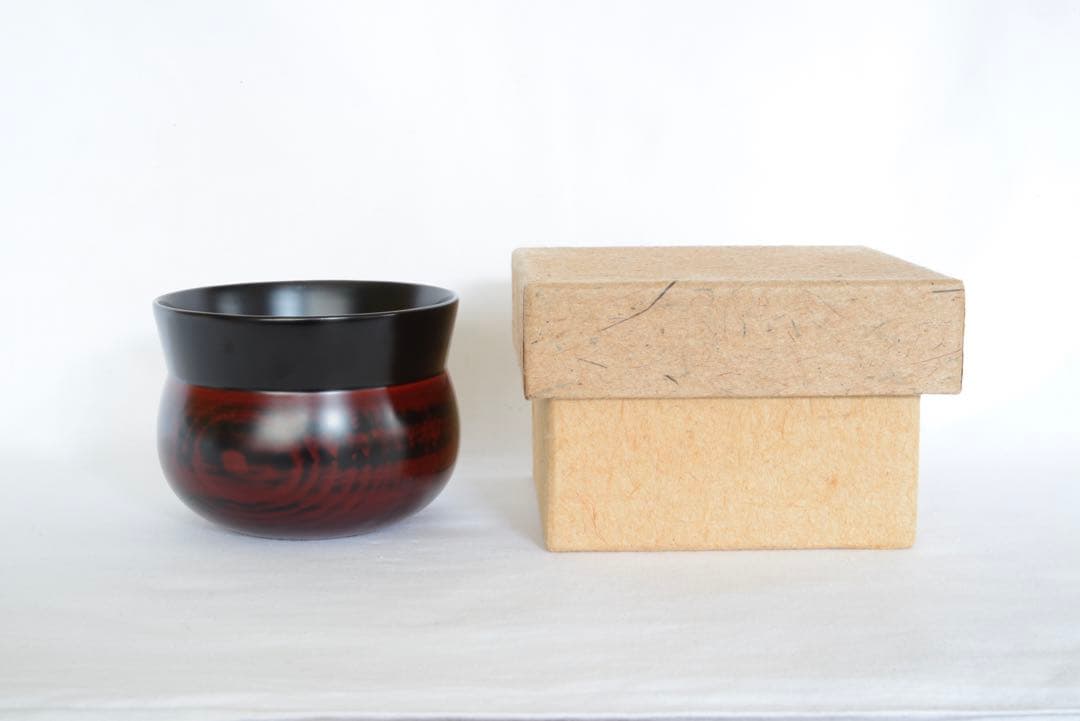 角有伊の漆器椀 黒と赤の漆塗り