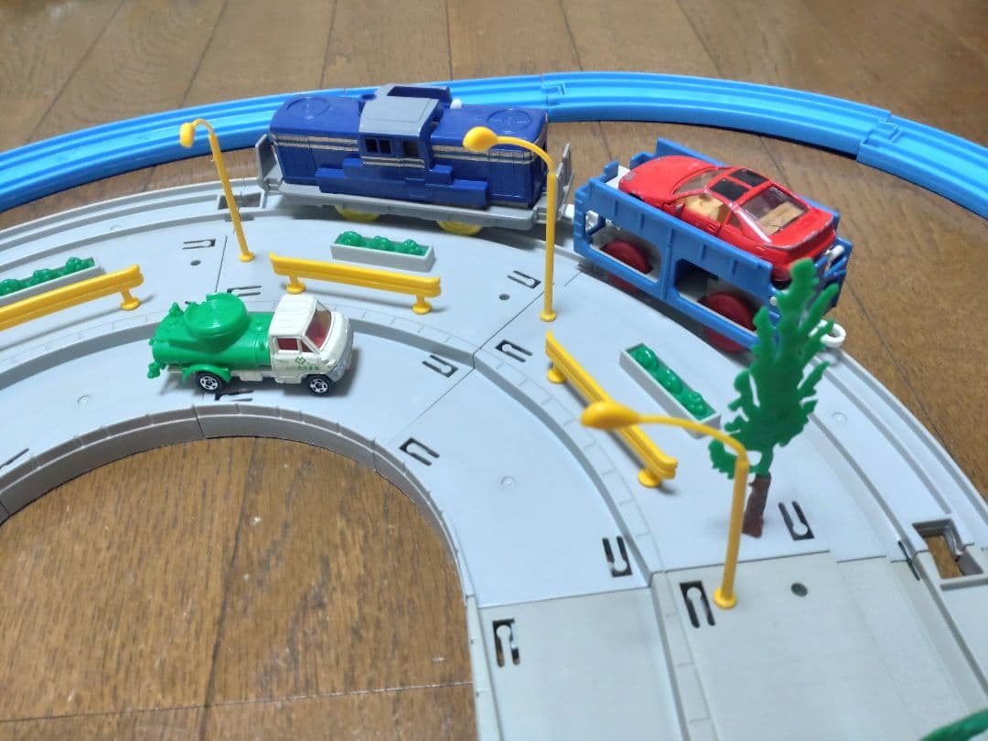 「プラレール」と「ストレートレール＆どうろ」セット